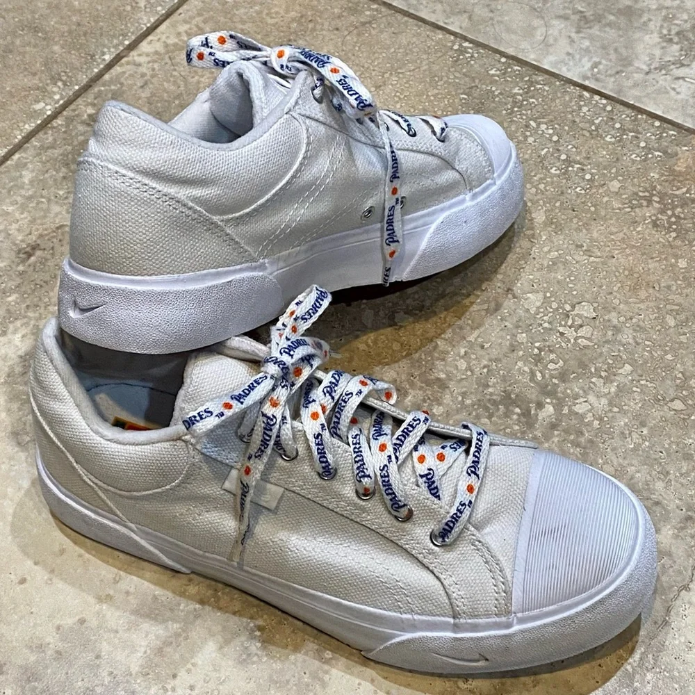 Women's Vintage Nike Sneakers - Sz 7.5
